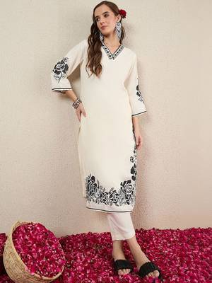 Women Floral Embroidered Regular Thread Work Kurta with Trousers 3
