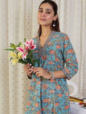 Floral Printed V-Neck Pure Cotton A-Line Kurta With Trousers 2