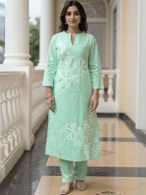 Women Floral Embroidered Cotton Kurta with Trousers 1