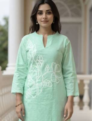 Women Floral Embroidered Cotton Kurta with Trousers 2