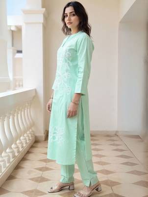 Women Floral Embroidered Cotton Kurta with Trousers 3