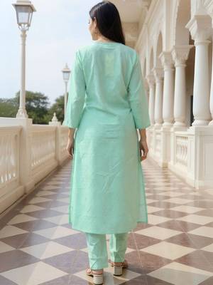 Women Floral Embroidered Cotton Kurta with Trousers 4