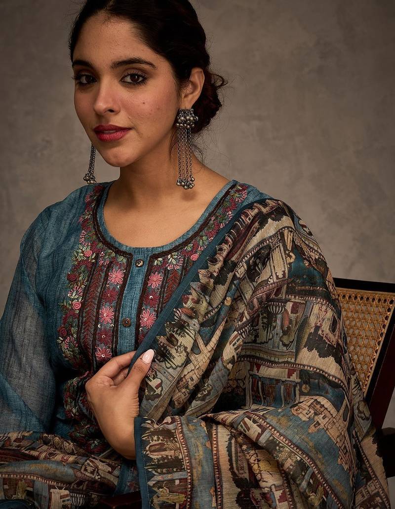Women Ethnic Motifs Embroidered Thread Work Kurta with Trousers & Dupatta