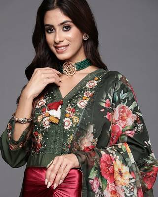 Women Floral Embroidered Thread Work Kurta with Trousers & Dupatta 2