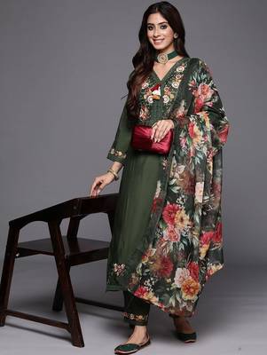Women Floral Embroidered Thread Work Kurta with Trousers & Dupatta 1