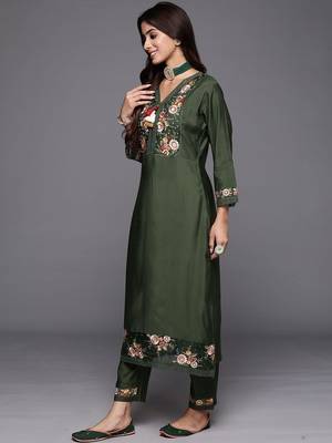 Women Floral Embroidered Thread Work Kurta with Trousers & Dupatta 3