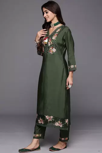 Women Floral Embroidered Thread Work Kurta with Trousers & Dupatta