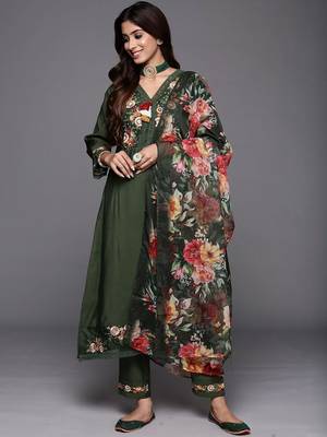 Women Floral Embroidered Thread Work Kurta with Trousers & Dupatta 4