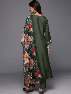 Women Floral Embroidered Thread Work Kurta with Trousers & Dupatta 5