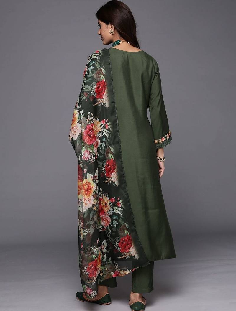 Women Floral Embroidered Thread Work Kurta with Trousers & Dupatta