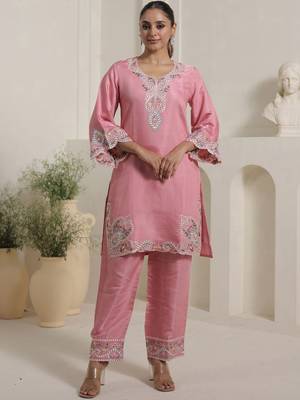 Women Floral Embroidered Regular Thread Work Kurta with Palazzos 1