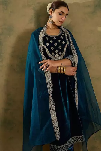 Ethnic Motifs Embroidered Round Neck Zari Velvet Kurta With Trousers & Dupatta