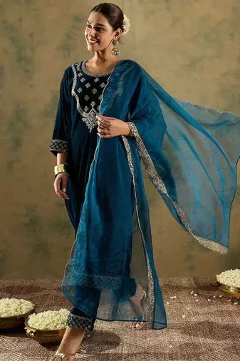 Ethnic Motifs Embroidered Round Neck Zari Velvet Kurta With Trousers & Dupatta