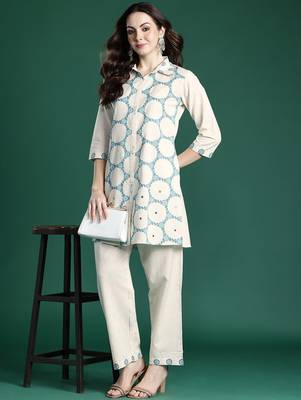 Women Floral Printed Regular Kurti with Trousers 1