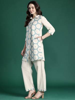Women Floral Printed Regular Kurti with Trousers 5