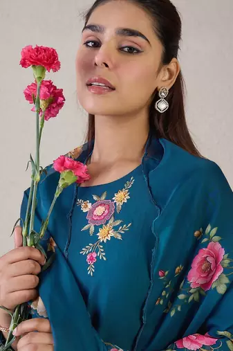 Floral Embroidered Round Neck Thread Work Straight Kurta & Trousers & Dupatta
