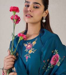 Floral Embroidered Round Neck Thread Work Straight Kurta & Trousers & Dupatta