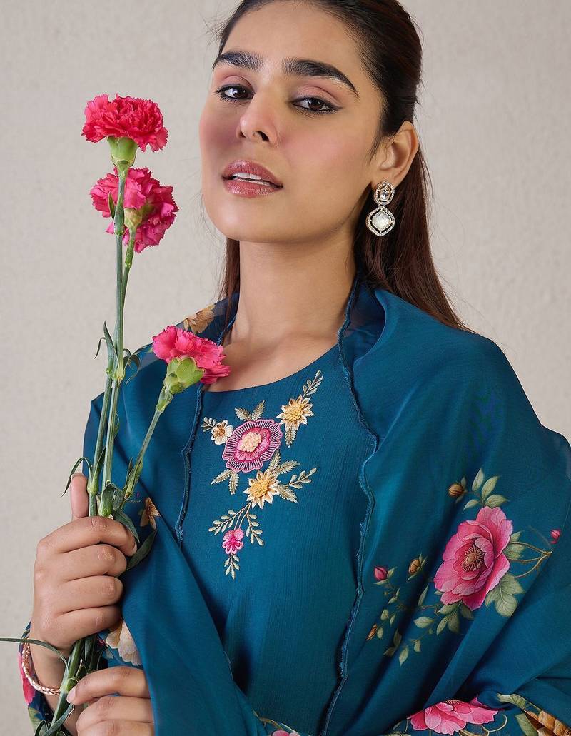 Floral Embroidered Round Neck Thread Work Straight Kurta & Trousers & Dupatta