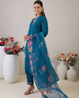 Floral Embroidered Round Neck Thread Work Straight Kurta & Trousers & Dupatta 1
