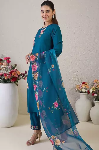 Floral Embroidered Round Neck Thread Work Straight Kurta & Trousers & Dupatta