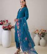 Floral Embroidered Round Neck Thread Work Straight Kurta & Trousers & Dupatta