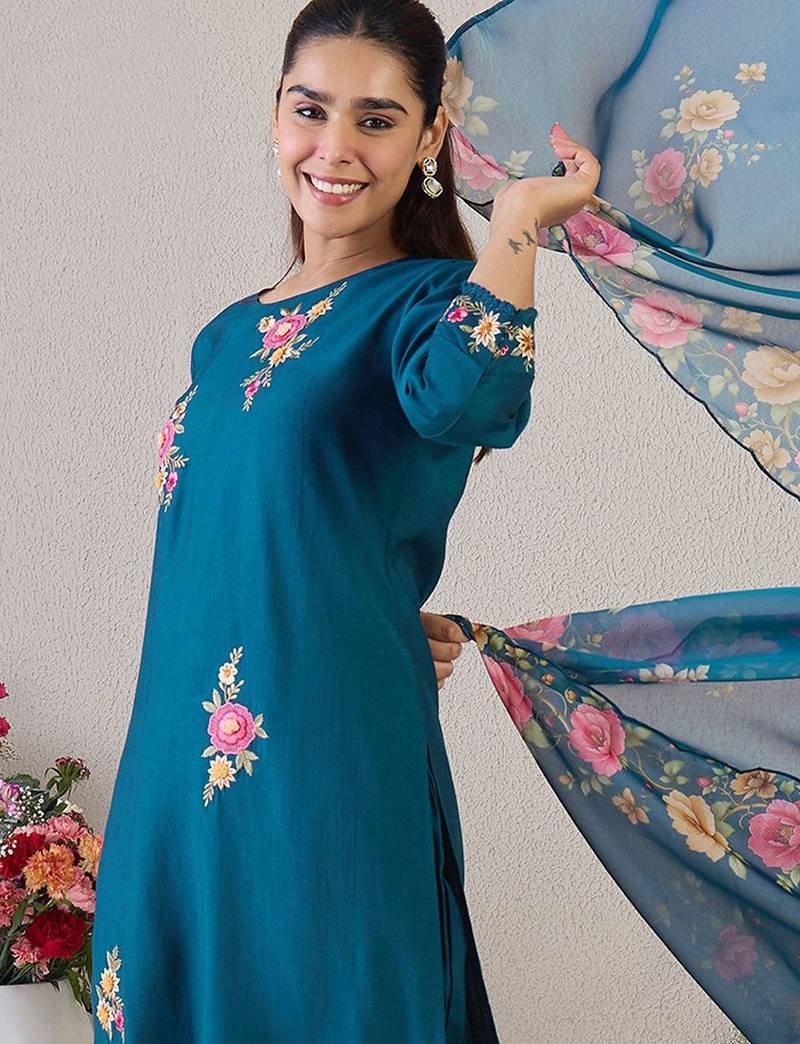 Floral Embroidered Round Neck Thread Work Straight Kurta & Trousers & Dupatta