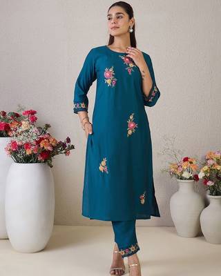 Floral Embroidered Round Neck Thread Work Straight Kurta & Trousers & Dupatta 5