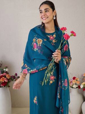 Floral Embroidered Round Neck Thread Work Straight Kurta & Trousers & Dupatta 6