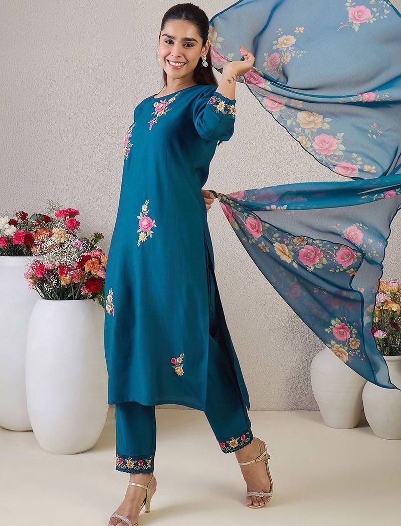 Floral Embroidered Round Neck Thread Work Straight Kurta & Trousers & Dupatta