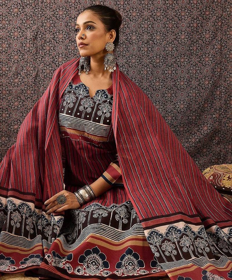 Women Floral Printed Regular Sequinned Pure Cotton Kurta with Trousers & With Dupatta