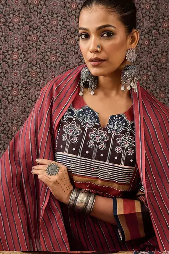 Women Floral Printed Regular Sequinned Pure Cotton Kurta with Trousers & With Dupatta