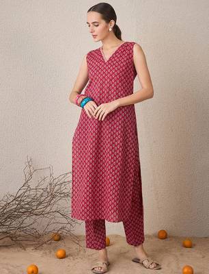 Floral Printed Pure Cotton Sleeveless V-Neck Straight Kurta With Trousers 1