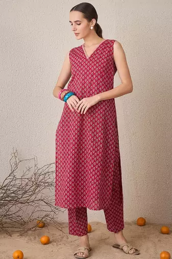 Floral Printed Pure Cotton Sleeveless V-Neck Straight Kurta With Trousers