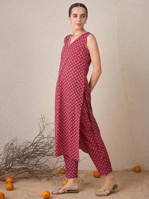 Floral Printed Pure Cotton Sleeveless V-Neck Straight Kurta With Trousers 4