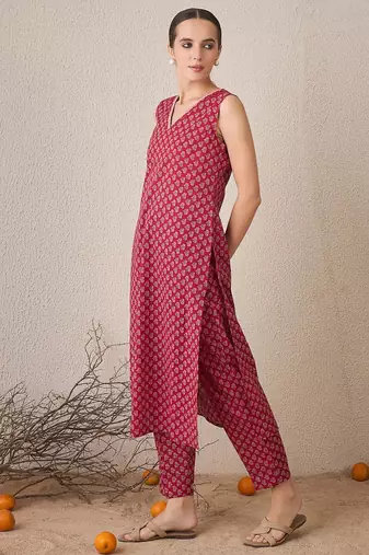 Floral Printed Pure Cotton Sleeveless V-Neck Straight Kurta With Trousers