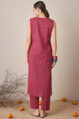 Floral Printed Pure Cotton Sleeveless V-Neck Straight Kurta With Trousers