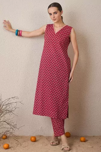 Floral Printed Pure Cotton Sleeveless V-Neck Straight Kurta With Trousers