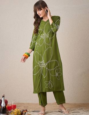 Floral Embroidered V-Neck Thread Work Straight Kurta With Trouser 1