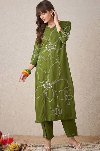 Floral Embroidered V-Neck Thread Work Straight Kurta With Trouser