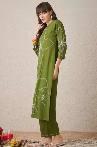 Floral Embroidered V-Neck Thread Work Straight Kurta With Trouser