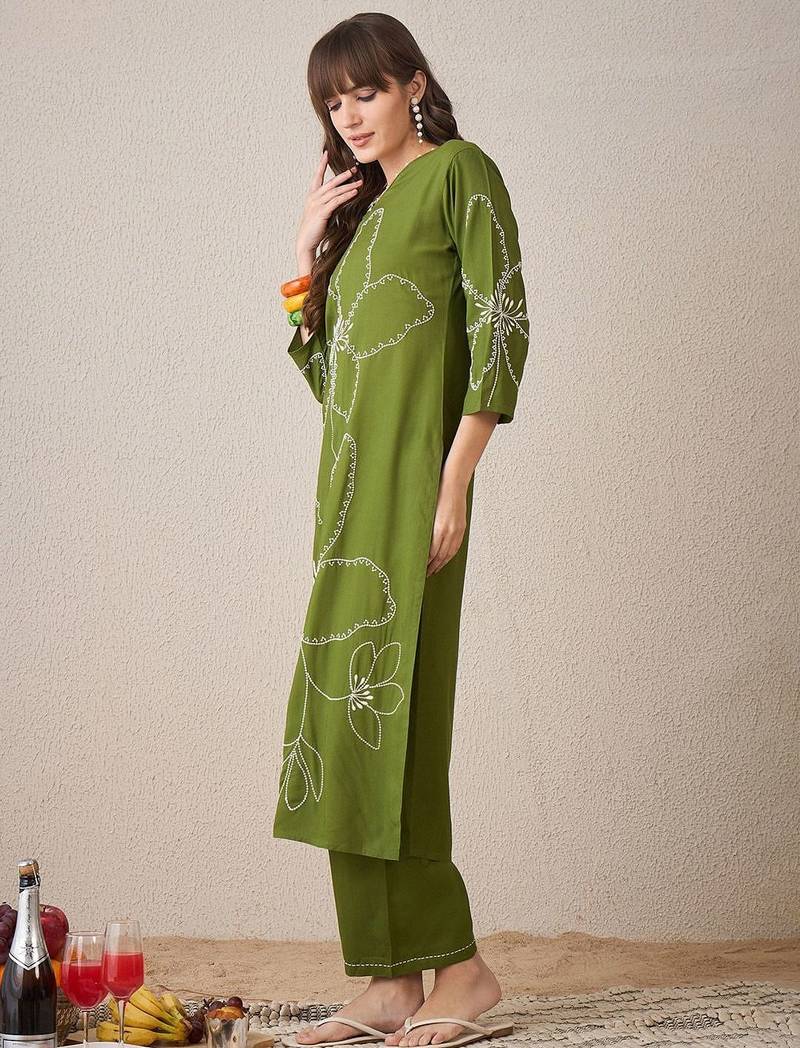 Floral Embroidered V-Neck Thread Work Straight Kurta With Trouser