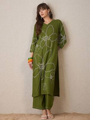 Floral Embroidered V-Neck Thread Work Straight Kurta With Trouser 6