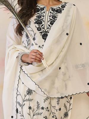 Women Floral Embroidered Regular Thread Work Kurta with Trousers & With Dupatta 3