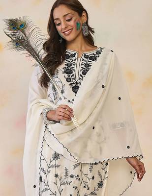 Women Floral Embroidered Regular Thread Work Kurta with Trousers & With Dupatta 5