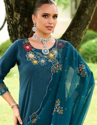 Floral Embroidered Regular Thread Work Kurta with Trousers & With Dupatta 2
