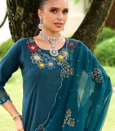Floral Embroidered Regular Thread Work Kurta with Trousers & With Dupatta