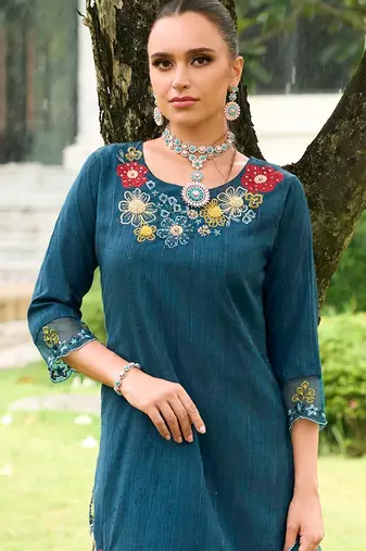 Floral Embroidered Regular Thread Work Kurta with Trousers & With Dupatta