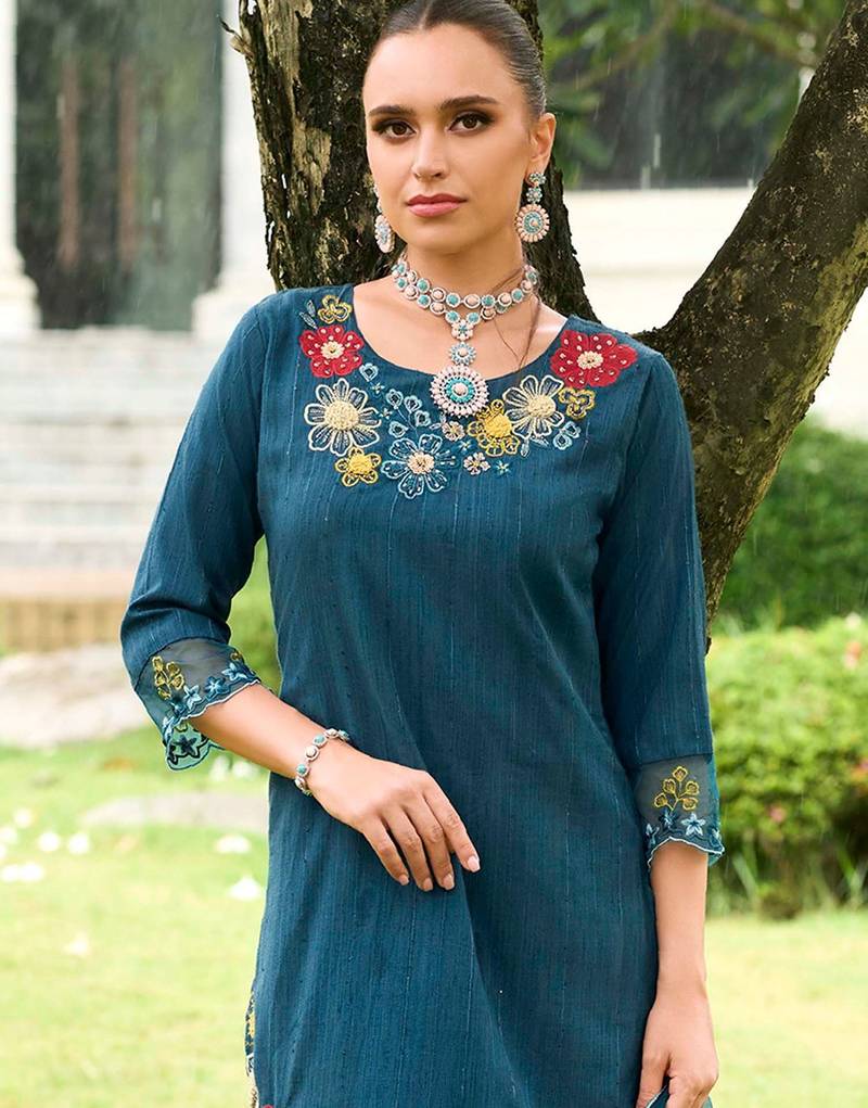 Floral Embroidered Regular Thread Work Kurta with Trousers & With Dupatta