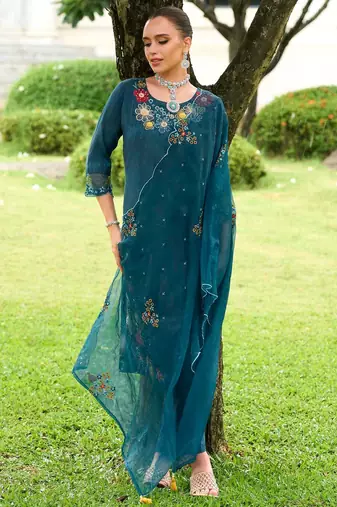 Floral Embroidered Regular Thread Work Kurta with Trousers & With Dupatta