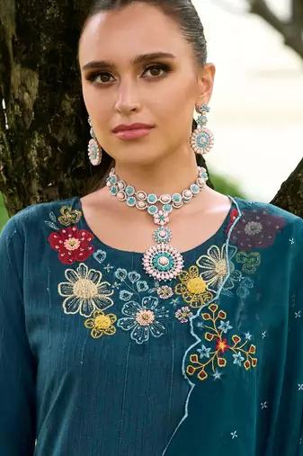 Floral Embroidered Regular Thread Work Kurta with Trousers & With Dupatta
